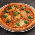 Pizza margeritha e basilico