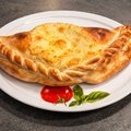 Calzone di pasta roomsaus