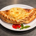 Calzone di pasta bolognese