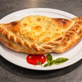 Calzone di pasta quattro formaggi