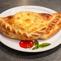 Calzone di pasta pomodori e basilico