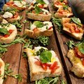 Bruschette con burrata e pesto