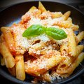 Penne con pomodoro e formaggio