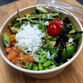 Poké bowl met zalm