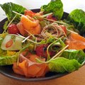 Noedel salade met zalm