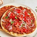 Turkse pizza met salade