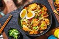 Udon met tempura garnalen , knoflook