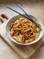 Udon met gebakken kip, knoflook