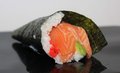 Spicy zalm handroll