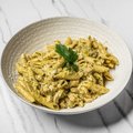 Penne pesto en pollo