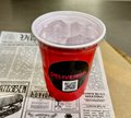 Red cup gevuld met ijsklontjes