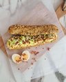 Bacon & eiersalade, komkommer en sla