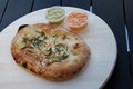 Focaccia met twee dips