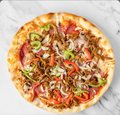 Pizza shoarma met paprika uitjes champignons en knoflooksaus