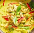 22) Kaeng Kheaw Wan (Groene curry en kokosmelk) met witte rijst (Pittig 3/3)