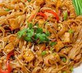 26) Pad Thai (Gebakken rijstnoedels met pinda's))