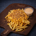 Friet met Kruid , Cheddar en Krokant gebakken Uien