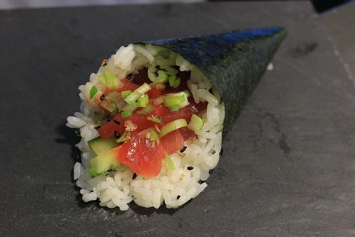 Spicy maguro temaki