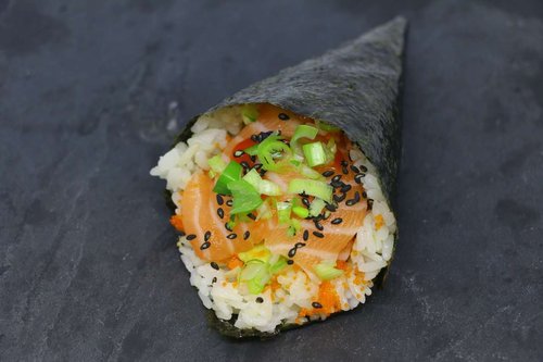 Spicy sake temaki